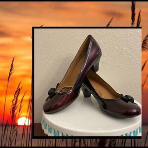 👠👠Sofft Maroon Patent Side Buttons & Bows Leather Heels Pumps!! Almost new!!